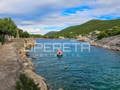 Baugrundstück 801 m², Zastražišće - erste Reihe zum Meer