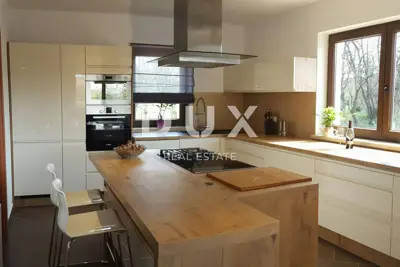 Villa 385 m², Rovinj - 4 Schlafzimmer und Pool - 12
