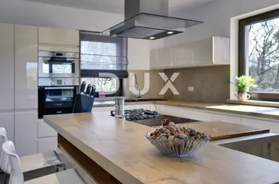 Villa 385 m², Rovinj - 4 Schlafzimmer und Pool - 10