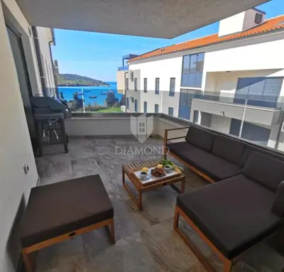 Apartment in Banjole, first row to the sea and shared pool