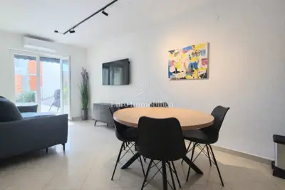 Apartman u Omišu, blizu mora i plaža, dvorište i parkirno mjesto