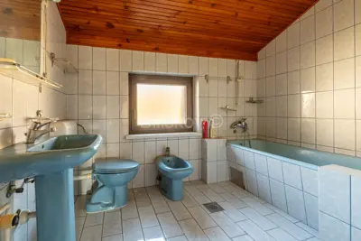 Sesvete, kuća površine 260 m², sagrađena 1986. - 12