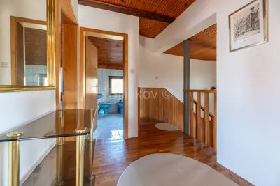 Sesvete, kuća površine 260 m², sagrađena 1986. - 10