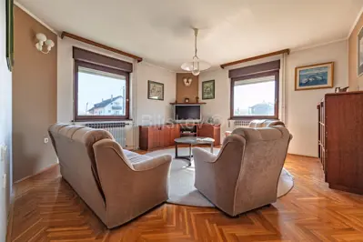Sesvete, kuća površine 260 m², sagrađena 1986. - 4