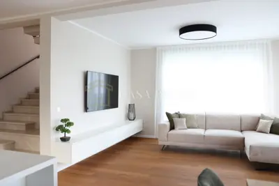 Šmrika, Samostojeća kuća s bazenom i otvorenim pogledom na more. Top