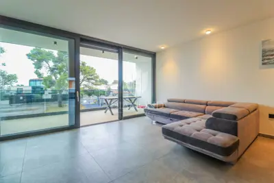Fažana, Moderan stan 120 m² prvi red do mora