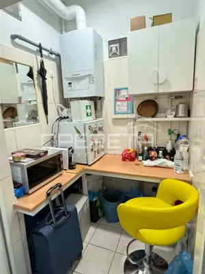 Gewerbefläche 52 m², Trešnjevka - Sjever, Schaufenster und Parkplatz