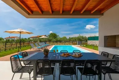 Villa 272 m², Svetvinčenat - beheizter Pool und Grundstück 846 m² - 2