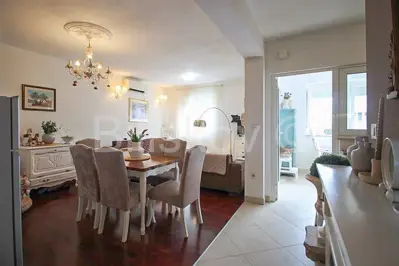 Split, Dragovode dvosoban stan 70 m², terasa 75 m² i parking 17 m²