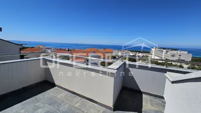Stan 92 m², Novalja - pogled na more i tri terase