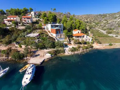 Building plot 743 m², Bobovišća - second row to the sea