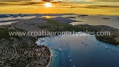 Land 300,000 m², Murter Island - by the sea and access from both sides - 2