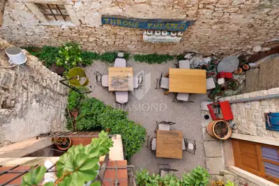 Commercial space 249 m², Bale - cafe, restaurant and 5 apartments - 2
