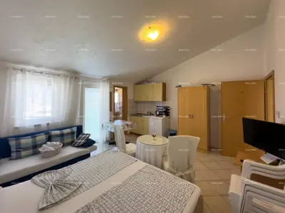 MEDULIN! Studio-Apartment im zweiten Stock eines Mehrfamilienhauses.