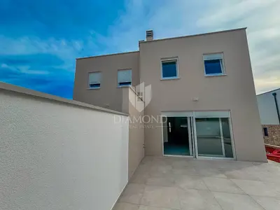 Dvojna kuća 86 m², Umag okolica, bazen i blizina mora