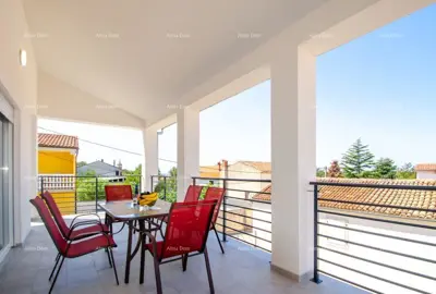 Verkauf einer zweistöckigen Wohnung mit großem Garten und Garage, Ližnjan!