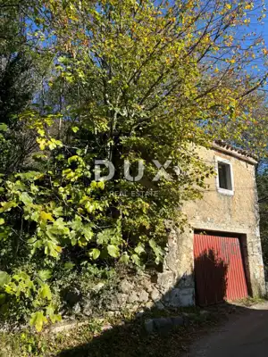 Häuser 220 m², Križišće - drei Häuser zur Adaptierung