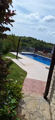 Samostojeća kuća s bazenom na mirnoj lokaciji - 4