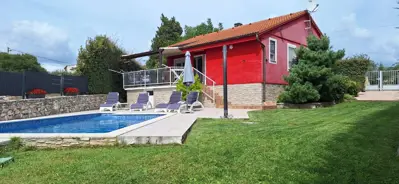 Detached house with a pool in a quiet location