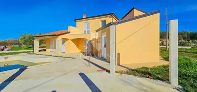 Kuća 153 m², Kaštel - bazen i velika okućnica - 2