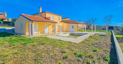 Kuća 153 m², Kaštel - bazen i velika okućnica