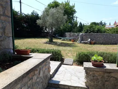 Kamena kuća 100 m², Malinska - bazen i okućnica - 9