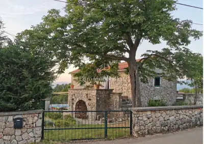 Kamena kuća 100 m², Malinska - bazen i okućnica - 2