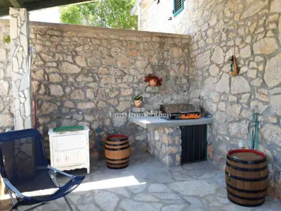 Kamena kuća 100 m², Malinska - bazen i okućnica - 8