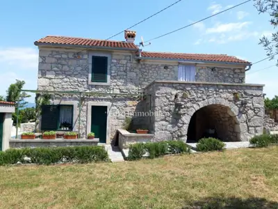 Kamena kuća 100 m², Malinska - bazen i okućnica