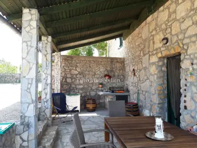 Kamena kuća 100 m², Malinska - bazen i okućnica - 7
