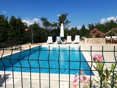 Kamena kuća 100 m², Malinska - bazen i okućnica - 4