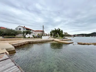 Građevinsko zemljište 1.037 m², Sutomišćica - 1. red do mora