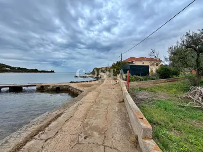 Građevinsko zemljište 1.037 m², Sutomišćica - 1. red do mora - 3