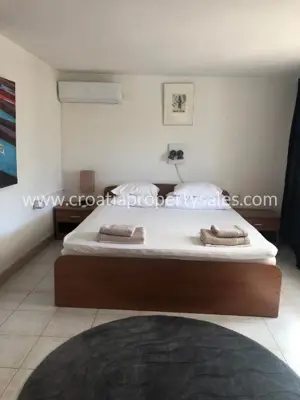 Stone house on Brač, 30 m from the sea, quiet location - 5