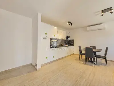 Stan 35 m², Novigrad - okućnica 20 m² i parkirno mjesto - 4