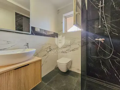 Stan 35 m², Novigrad - okućnica 20 m² i parkirno mjesto - 8