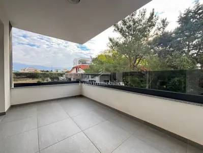 Novalja - apartman u novogradnji sa zajedničkim bazenom