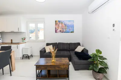 Kastel Stari novogradnja stan sa 2 spavace sobe i parking, Kratkorocan najam - 13