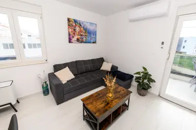 Kastel Stari novogradnja stan sa 2 spavace sobe i parking, Kratkorocan najam - 15