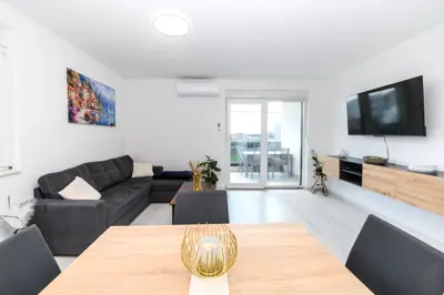 Kastel Stari novogradnja stan sa 2 spavace sobe i parking, Kratkorocan najam - 11