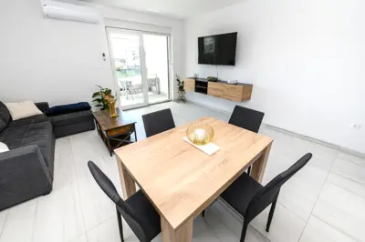 Kastel Stari novogradnja stan sa 2 spavace sobe i parking, Kratkorocan najam - 10