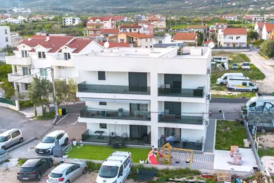 Kastel Stari novogradnja stan sa 2 spavace sobe i parking, Kratkorocan najam - 2