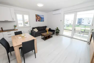 Kastel Stari novogradnja stan sa 2 spavace sobe i parking, Kratkorocan najam - 9