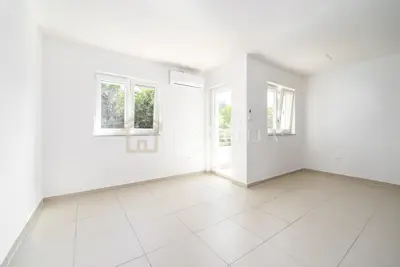 Wohnung 55 m², Rubeši - 2 Zimmer + Wohnzimmer, Balkon und 2 Parkplätze - 18