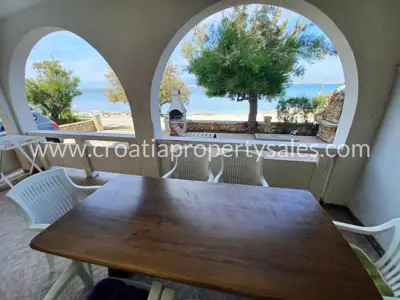 Kuća 238 m², Vir, prvi red do mora i 6 apartmana