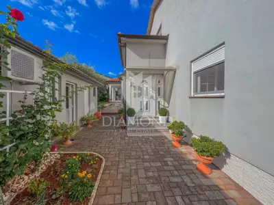 House 268 m², Umag surroundings - sea view and large yard - 13