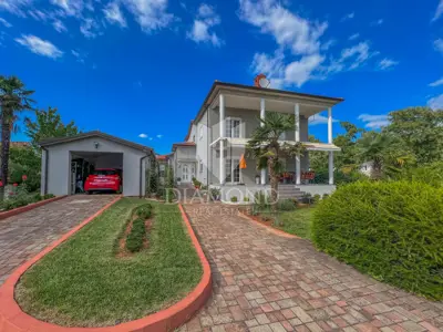 Kuća 268 m², Umag okolica - pogled na more i velika okućnica