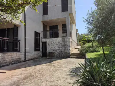 Kuća 300 m², Pula - Škatari, mirno obiteljsko okruženje - 4