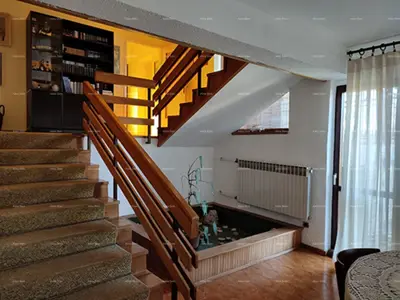 Kuća 300 m², Pula - Škatari, mirno obiteljsko okruženje - 11