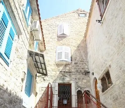Kamena kuća u staroj jezgri Trogira, prodaja